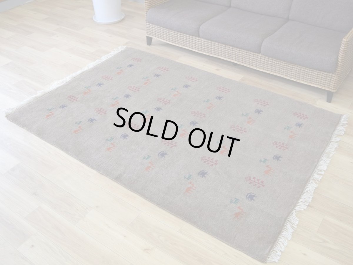 画像2: 新品 ペルシャ ギャッベ 縦2m 横1.4m 2.7㎡ リビング ダイニング 2-3人掛けソファ サイズ 198 × 136 cm No.R394 肉厚 天然 ウール ギャベ 手織り ハンドメイド ラグ 絨毯 カーペット リビングダイニングルームやベッドサイドに ライトブラウン 茶 動物 植物柄 n-r394-198136h031-071 (2)