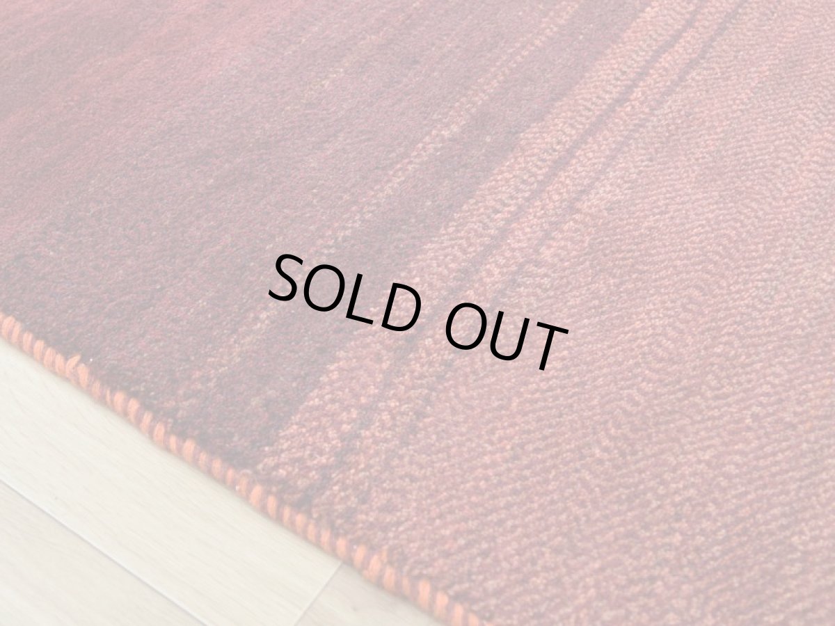 画像9: 新品 ペルシャ ギャッベ 縦2.5m 横1.6m 4㎡ 〜4帖 リビング ダイニング 2-3人掛けソファサイズ 236 × 160 cm No.A612 肉厚 ウール ギャベ 手織り ハンドメイド ラグ 絨毯 カーペット 赤 オレンジ グラデーション ボーダー リビングダイニングルームやベッドサイドに  n-A612-236160s028-0601 (9)