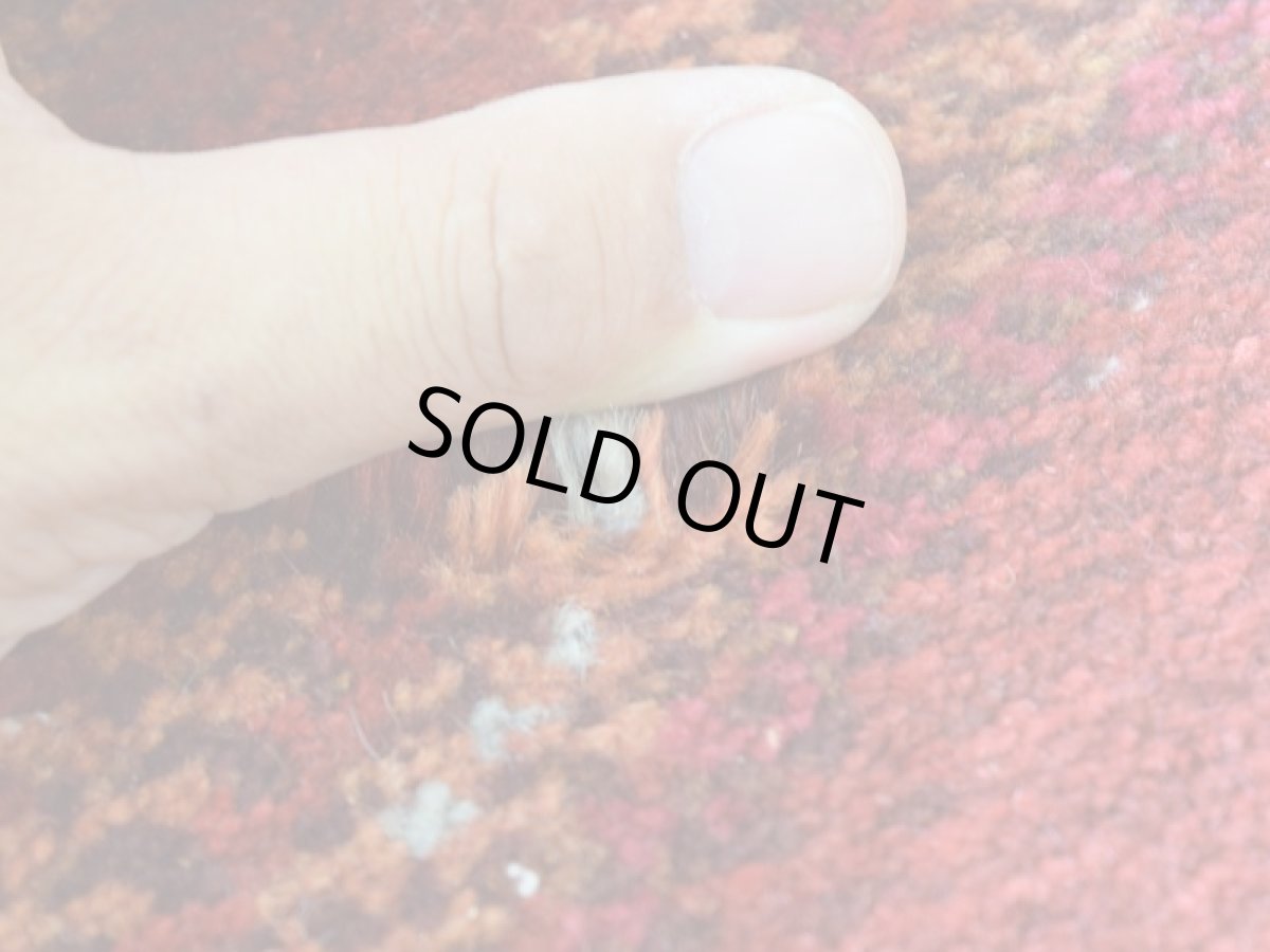 画像11: 新品 ペルシャ ギャッベ 縦2.5m 横1.6m 4㎡ 〜4帖 リビング ダイニング 2-3人掛けソファサイズ 236 × 160 cm No.A612 肉厚 ウール ギャベ 手織り ハンドメイド ラグ 絨毯 カーペット 赤 オレンジ グラデーション ボーダー リビングダイニングルームやベッドサイドに  n-A612-236160s028-0601 (11)