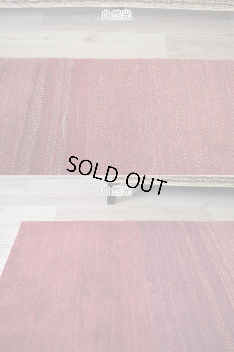 画像5: 新品 ペルシャ ギャッベ 縦2.5m 横1.6m 4㎡ 〜4帖 リビング ダイニング 2-3人掛けソファサイズ 236 × 160 cm No.A612 肉厚 ウール ギャベ 手織り ハンドメイド ラグ 絨毯 カーペット 赤 オレンジ グラデーション ボーダー リビングダイニングルームやベッドサイドに  n-A612-236160s028-0601 (5)