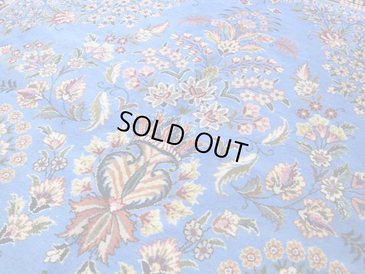 画像10: 新品 ペルシャ 絨毯 カシュマール 産  縦3m 横2m 6㎡ 〜6帖程度 リビング ダイニング 3人掛けソファ コーナーソファ 大判 サイズ 302 x 192 cm No.2271 シルク ウール 手織り トライバル ラグ 敷物 カーペット 花柄 花瓶 花束 メヘラブ ゴルダニ模様  水色 スカイブルー n-2271-302192s5861a0022 (10)