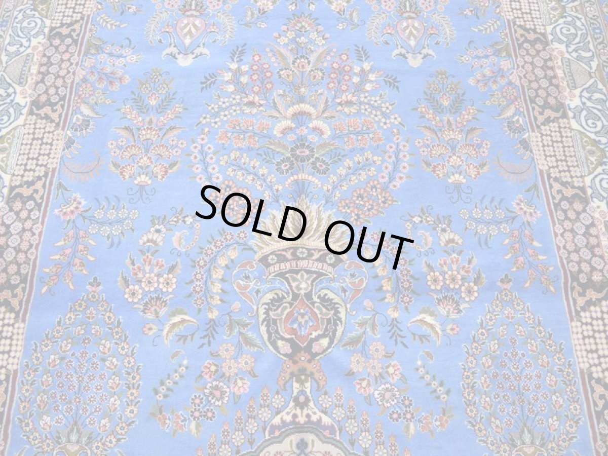 画像9: 新品 ペルシャ 絨毯 カシュマール 産  縦3m 横2m 6㎡ 〜6帖程度 リビング ダイニング 3人掛けソファ コーナーソファ 大判 サイズ 302 x 192 cm No.2271 シルク ウール 手織り トライバル ラグ 敷物 カーペット 花柄 花瓶 花束 メヘラブ ゴルダニ模様  水色 スカイブルー n-2271-302192s5861a0022 (9)