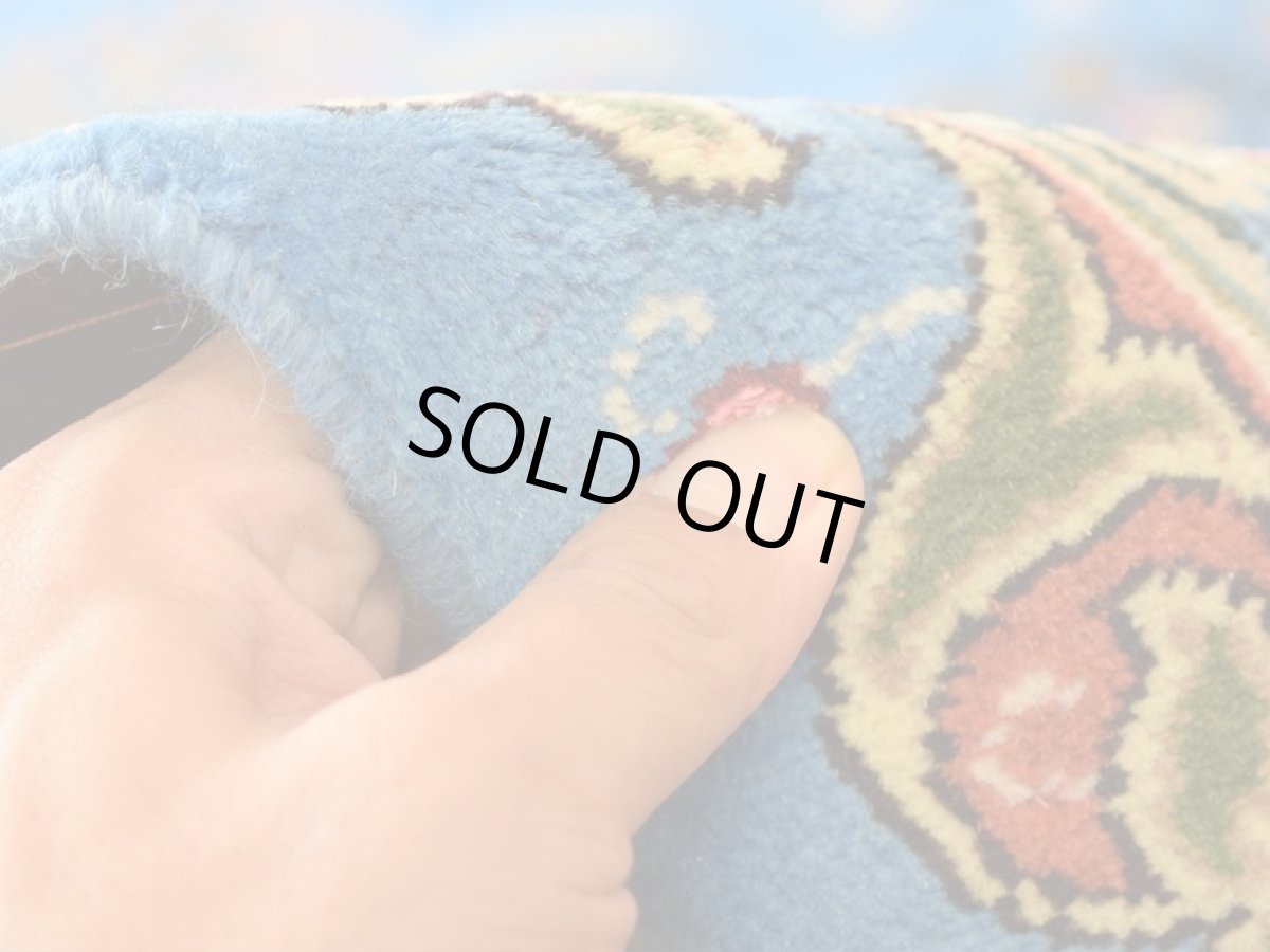 画像12: 新品 ペルシャ 絨毯 カシュマール 産  縦3m 横2m 6㎡ 〜6帖程度 リビング ダイニング 3人掛けソファ コーナーソファ 大判 サイズ 302 x 192 cm No.2271 シルク ウール 手織り トライバル ラグ 敷物 カーペット 花柄 花瓶 花束 メヘラブ ゴルダニ模様  水色 スカイブルー n-2271-302192s5861a0022 (12)