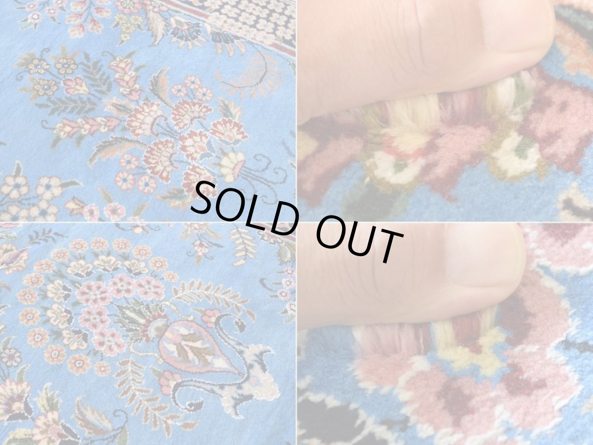 画像16: 新品 ペルシャ 絨毯 カシュマール 産  縦3m 横2m 6㎡ 〜6帖程度 リビング ダイニング 3人掛けソファ コーナーソファ 大判 サイズ 302 x 192 cm No.2271 シルク ウール 手織り トライバル ラグ 敷物 カーペット 花柄 花瓶 花束 メヘラブ ゴルダニ模様  水色 スカイブルー n-2271-302192s5861a0022 (16)