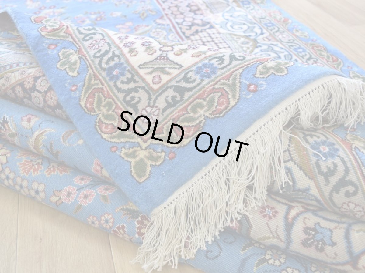 画像13: 新品 ペルシャ 絨毯 カシュマール 産  縦3m 横2m 6㎡ 〜6帖程度 リビング ダイニング 3人掛けソファ コーナーソファ 大判 サイズ 302 x 192 cm No.2271 シルク ウール 手織り トライバル ラグ 敷物 カーペット 花柄 花瓶 花束 メヘラブ ゴルダニ模様  水色 スカイブルー n-2271-302192s5861a0022 (13)