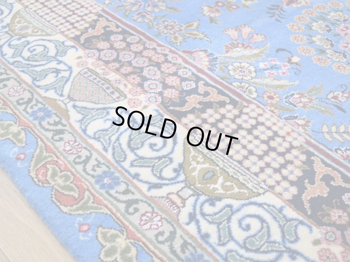 画像11: 新品 ペルシャ 絨毯 カシュマール 産  縦3m 横2m 6㎡ 〜6帖程度 リビング ダイニング 3人掛けソファ コーナーソファ 大判 サイズ 302 x 192 cm No.2271 シルク ウール 手織り トライバル ラグ 敷物 カーペット 花柄 花瓶 花束 メヘラブ ゴルダニ模様  水色 スカイブルー n-2271-302192s5861a0022 (11)