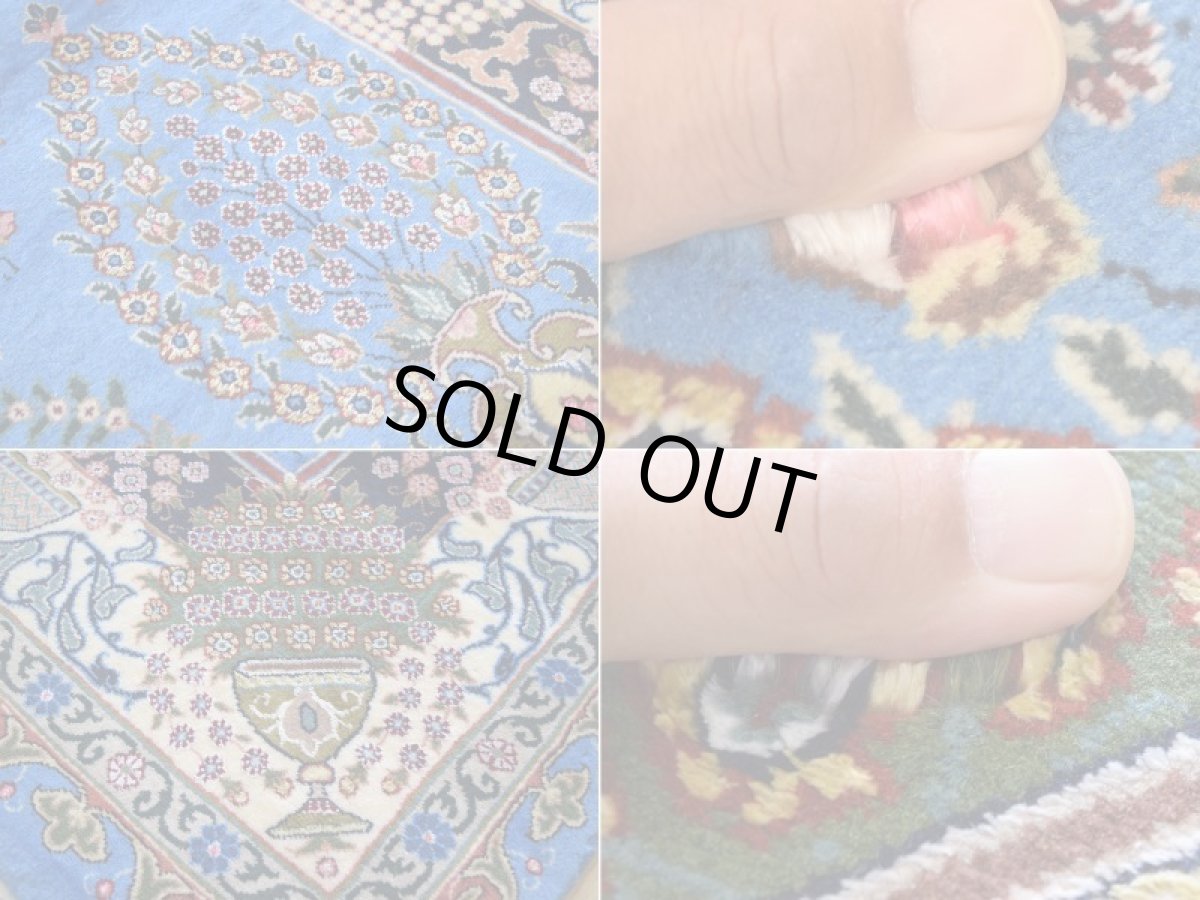 画像17: 新品 ペルシャ 絨毯 カシュマール 産  縦3m 横2m 6㎡ 〜6帖程度 リビング ダイニング 3人掛けソファ コーナーソファ 大判 サイズ 302 x 192 cm No.2271 シルク ウール 手織り トライバル ラグ 敷物 カーペット 花柄 花瓶 花束 メヘラブ ゴルダニ模様  水色 スカイブルー n-2271-302192s5861a0022 (17)