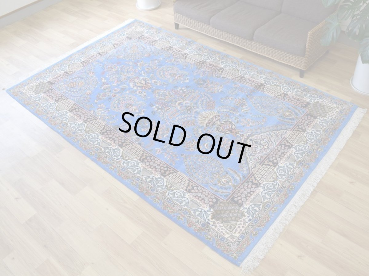 画像2: 新品 ペルシャ 絨毯 カシュマール 産  縦3m 横2m 6㎡ 〜6帖程度 リビング ダイニング 3人掛けソファ コーナーソファ 大判 サイズ 302 x 192 cm No.2271 シルク ウール 手織り トライバル ラグ 敷物 カーペット 花柄 花瓶 花束 メヘラブ ゴルダニ模様  水色 スカイブルー n-2271-302192s5861a0022 (2)