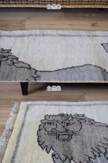 画像5: 新品 ペルシャ ギャッベ 縦1.1m アクセント ラグ サイズ 106 x 75 cm No.2371 肉厚 ウール 手織り ハンドメイド ギャベ マット カーペット  ライオンラグ ベージュグレー 原毛系 n-2371-106075s101a531 (5)