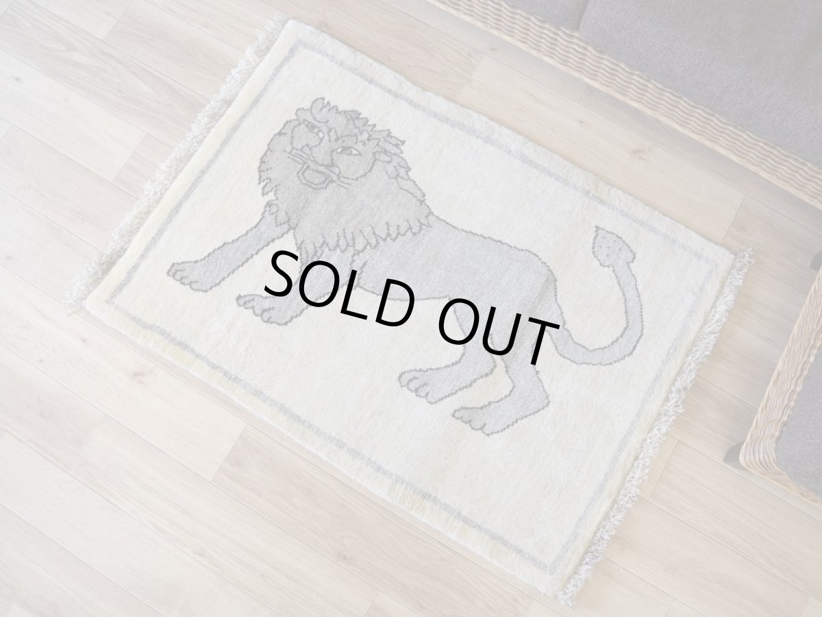 画像2: 新品 ペルシャ ギャッベ 縦1.1m アクセント ラグ サイズ 106 x 75 cm No.2371 肉厚 ウール 手織り ハンドメイド ギャベ マット カーペット  ライオンラグ ベージュグレー 原毛系 n-2371-106075s101a531 (2)