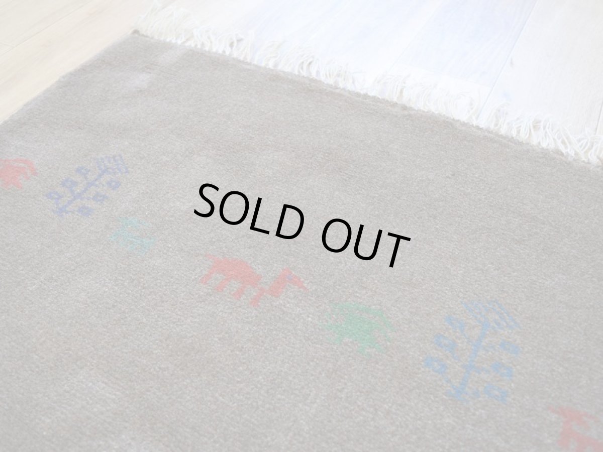 画像9: 新品 ペルシャ ギャッベ 縦2m 横1.3m 2.6㎡ リビング ダイニング 2-3人掛けソファ サイズ 196 × 129 cm No.R393 肉厚 天然 ウール ギャベ 手織り ハンドメイド ラグ 絨毯 カーペット リビングダイニングルームやベッドサイドに ブラウン 茶 動物 植物柄 n-r393-196129h031-071 (9)