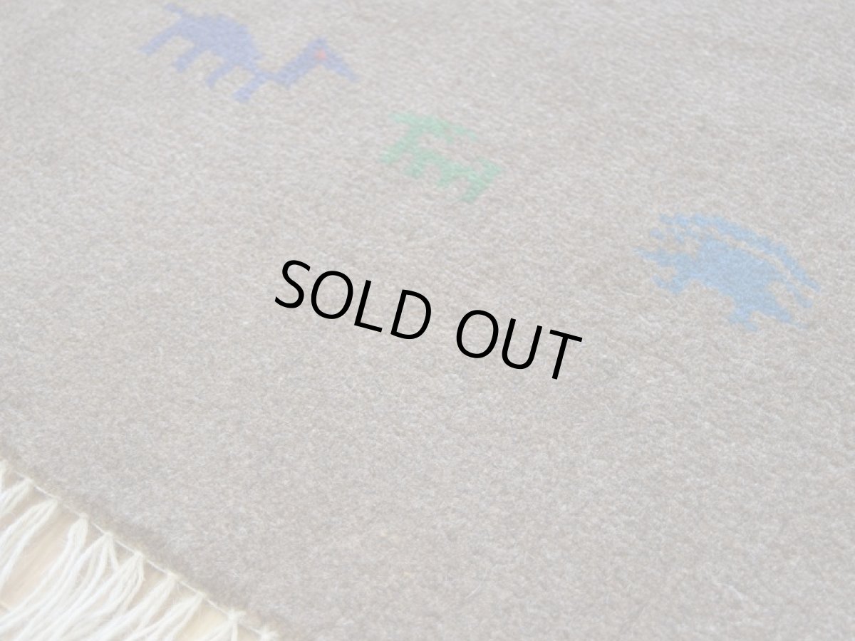 画像11: 新品 ペルシャ ギャッベ 縦2m 横1.3m 2.6㎡ リビング ダイニング 2-3人掛けソファ サイズ 196 × 129 cm No.R393 肉厚 天然 ウール ギャベ 手織り ハンドメイド ラグ 絨毯 カーペット リビングダイニングルームやベッドサイドに ブラウン 茶 動物 植物柄 n-r393-196129h031-071 (11)