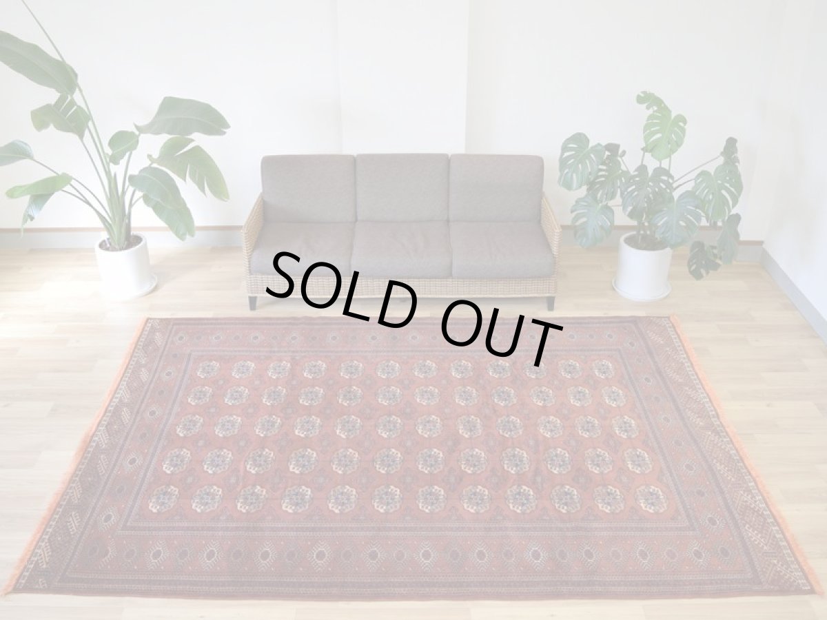 画像2: 良品 ペルシャ 部族絨毯 トルクメン 縦3m 横2m 6㎡ 6帖 リビング ダイニング 3人掛けソファ サイズ 300 x 210 cm No.P536 ウール 手織り ハンドメイド トライバル ラグ マット カーペット 茶 ブラウン ギュル 幾何学模様 民族柄 ビンテージ ヴィンテージ b-p536-300210h073a084 (2)