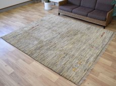 画像2: 新品 ペルシャ ギャッベ 縦2.3m 横2.1m 5㎡ 〜5帖 リビング ダイニング 2-3人掛けソファ サイズ 228 × 209 cm No.A573 肉厚 天然 ウール ギャベ 手織り ハンドメイド ラグ 絨毯 カーペット リビングダイニングルームやベッドサイドに 動物 生命の樹 柄 生成り クリーム ベージュ 茶 グレー 原毛系 n-a573-228209h715a276 (2)