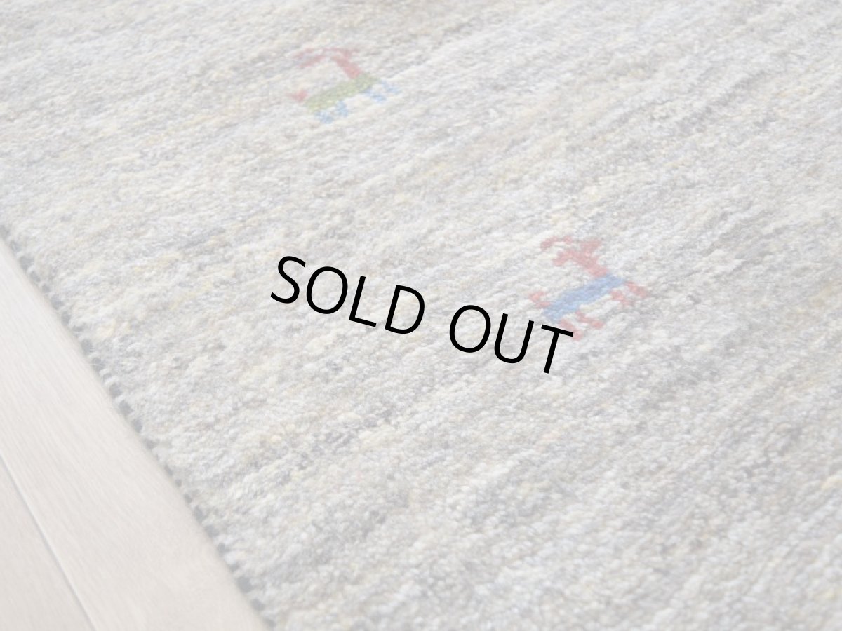 画像12: 新品 ペルシャ ギャッベ 縦2m 横2m 4㎡ 〜4帖程度 リビング ダイニング 2-3人掛けソファ 正方形 スクエア サイズ 196 × 206 cm No.A584 肉厚 天然 ウール ギャベ 手織り ハンドメイド ラグ 絨毯 カーペット 生成り クリーム ベージュ 茶 ライトグレー 原毛系 n-a584-196206h044a275 (12)