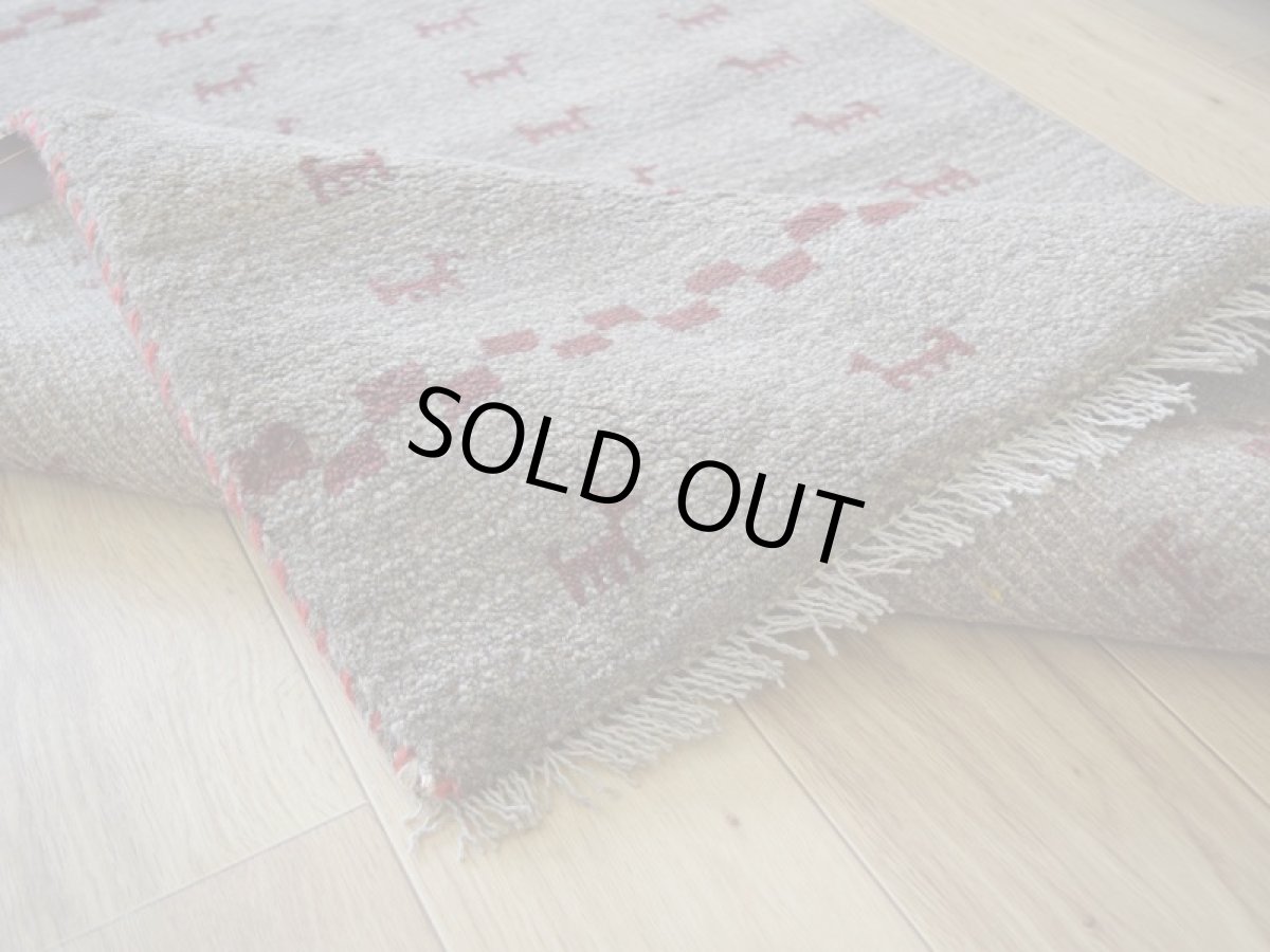 画像13: 新品 ペルシャ ギャッベ 縦1.2m アクセント ラグ サイズ 115 x 80 cm No.443 肉厚 天然 草木染 ウール 手織り ハンドメイド ギャベ マット カーペット  生命の樹 動物 民族柄 グレー エンジ n-443-11580s57 (13)