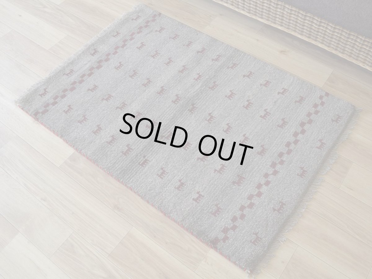 画像2: 新品 ペルシャ ギャッベ 縦1.2m アクセント ラグ サイズ 115 x 80 cm No.443 肉厚 天然 草木染 ウール 手織り ハンドメイド ギャベ マット カーペット  生命の樹 動物 民族柄 グレー エンジ n-443-11580s57 (2)