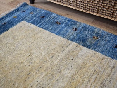 画像1: 新品 ペルシャ ギャッベ 縦1.8m 横1.3m 2.2㎡ 〜2帖 2人掛けソファ サイズ 175 × 123 cm No.1929 肉厚 天然 草木染 ウール ギャベ 手織り ハンドメイド ラグ 絨毯 カーペット ロリバフト リビングルームソファ足元やベッドサイドに 生成り クリーム インディゴブルー  n-1929-175123s532a003