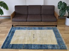 画像1: 新品 ペルシャ ギャッベ 縦1.8m 横1.3m 2.2㎡ 〜2帖 2人掛けソファ サイズ 175 × 123 cm No.1929 肉厚 天然 草木染 ウール ギャベ 手織り ハンドメイド ラグ 絨毯 カーペット ロリバフト リビングルームソファ足元やベッドサイドに 生成り クリーム インディゴブルー  n-1929-175123s532a003 (1)