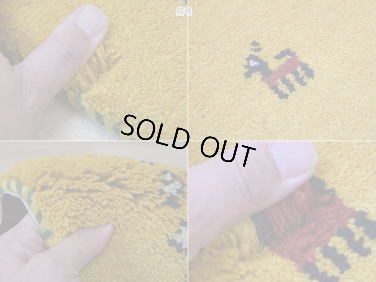 画像18: 新品 ペルシャ ギャッベ 玄関 マット サイズ 92 × 62 cm No.2231 肉厚 天然 ウール ギャベ 手織り ハンドメイド ラグ 絨毯 カーペット ロリバフト 玄関ドアマットのアクセントに イエロー 黄色 n-2231-092062h001a031 (18)