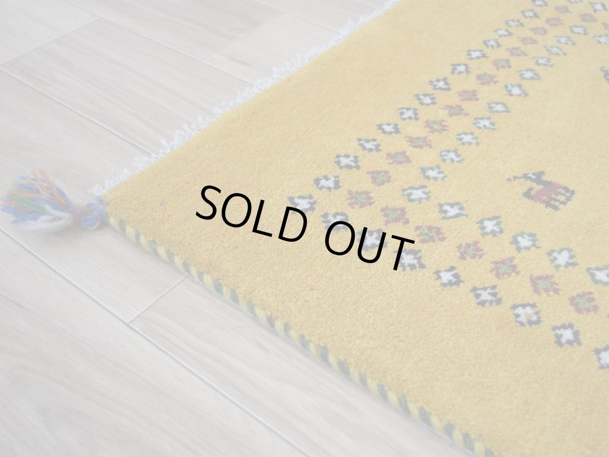 画像9: 新品 ペルシャ ギャッベ 玄関 マット サイズ 92 × 62 cm No.2231 肉厚 天然 ウール ギャベ 手織り ハンドメイド ラグ 絨毯 カーペット ロリバフト 玄関ドアマットのアクセントに イエロー 黄色 n-2231-092062h001a031 (9)