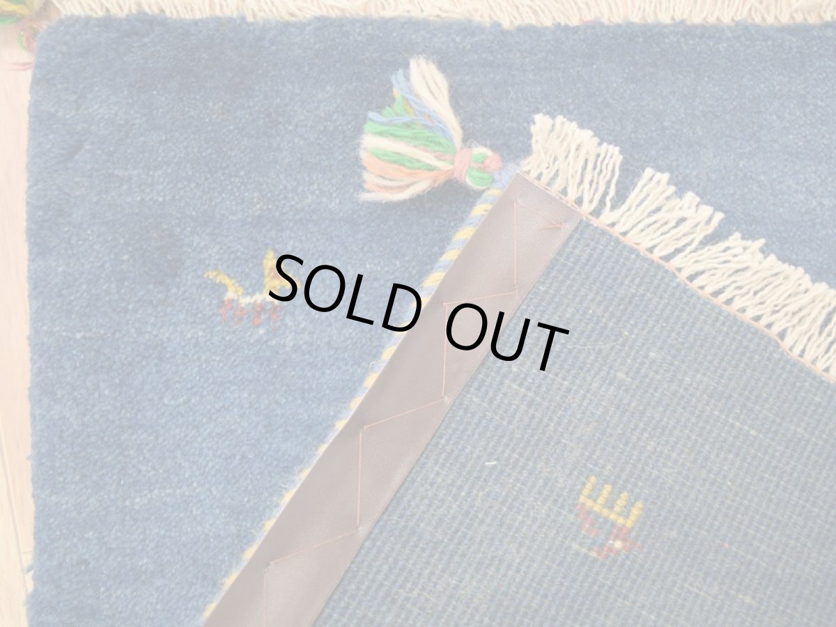 画像20: 新品 ペルシャ ギャッベ 玄関 マット サイズ 90 × 64 cm No.2227 肉厚 天然 ウール ギャベ 手織り ハンドメイド ラグ 絨毯 カーペット ロリバフト 玄関ドアマットのアクセントに インディゴブルー  n-2227-090064h001a031 (20)