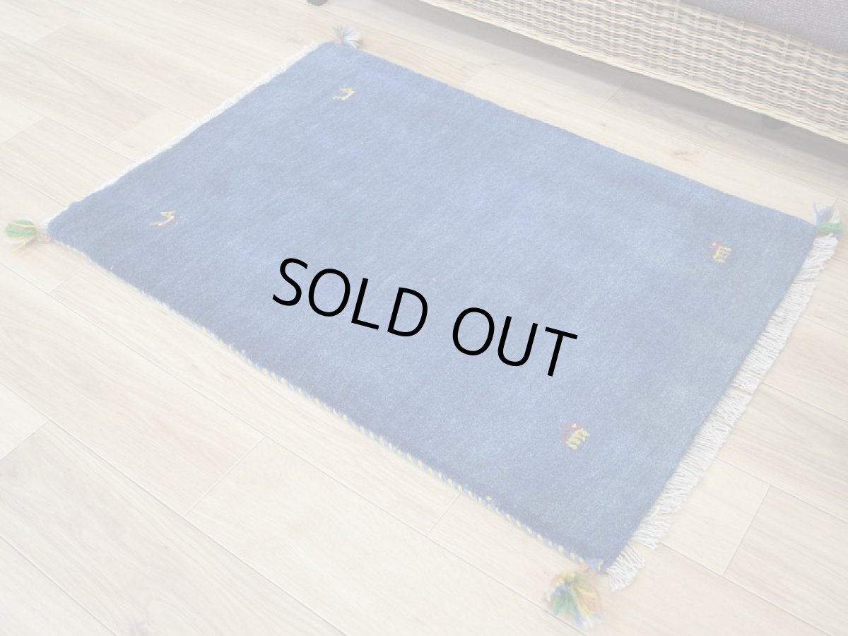 画像2: 新品 ペルシャ ギャッベ 玄関 マット サイズ 90 × 64 cm No.2227 肉厚 天然 ウール ギャベ 手織り ハンドメイド ラグ 絨毯 カーペット ロリバフト 玄関ドアマットのアクセントに インディゴブルー  n-2227-090064h001a031 (2)