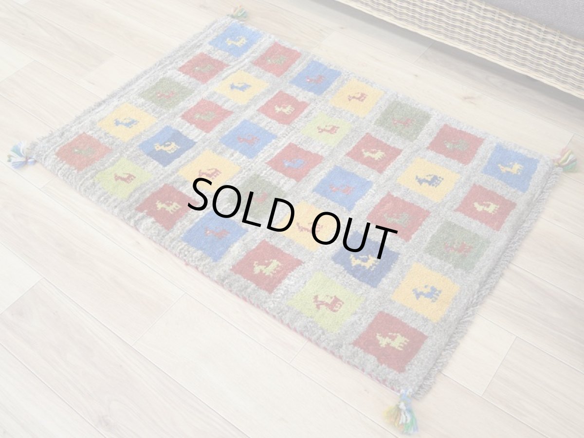 画像2: 新品 ペルシャ ギャッベ 玄関 マット サイズ 87 × 60 cm No.2229 肉厚 天然 ウール ギャベ 手織り ハンドメイド ラグ 絨毯 カーペット ロリバフト 玄関ドアマットのアクセントに 生成り グレー ベージュ 原毛系 マルチカラー n-2229-087060h001a031 (2)