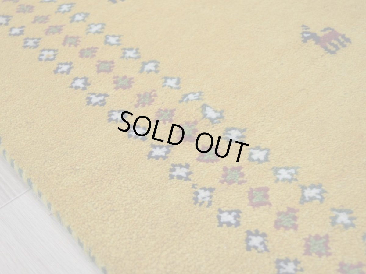 画像10: 新品 ペルシャ ギャッベ 玄関 マット サイズ 92 × 62 cm No.2231 肉厚 天然 ウール ギャベ 手織り ハンドメイド ラグ 絨毯 カーペット ロリバフト 玄関ドアマットのアクセントに イエロー 黄色 n-2231-092062h001a031 (10)