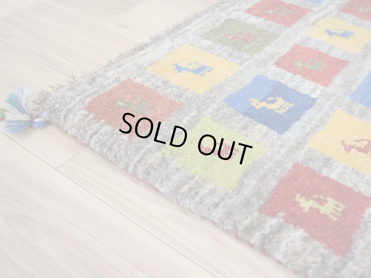 画像8: 新品 ペルシャ ギャッベ 玄関 マット サイズ 87 × 60 cm No.2229 肉厚 天然 ウール ギャベ 手織り ハンドメイド ラグ 絨毯 カーペット ロリバフト 玄関ドアマットのアクセントに 生成り グレー ベージュ 原毛系 マルチカラー n-2229-087060h001a031 (8)