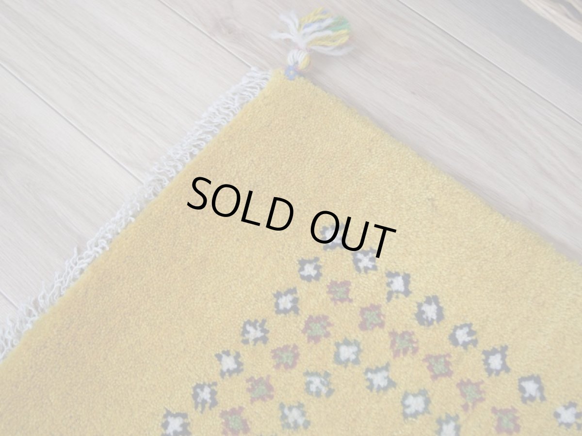 画像8: 新品 ペルシャ ギャッベ 玄関 マット サイズ 92 × 62 cm No.2231 肉厚 天然 ウール ギャベ 手織り ハンドメイド ラグ 絨毯 カーペット ロリバフト 玄関ドアマットのアクセントに イエロー 黄色 n-2231-092062h001a031 (8)