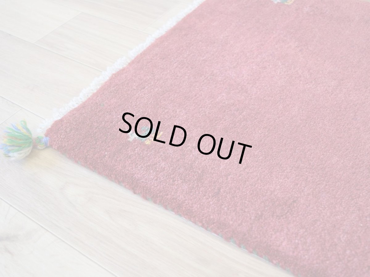 画像9: 新品 ペルシャ ギャッベ 玄関 マット サイズ 83 × 58 cm No.2228 肉厚 天然 ウール ギャベ 手織り ハンドメイド ラグ 絨毯 カーペット ロリバフト 玄関ドアマットのアクセントに 赤  n-2228-083058h001a031 (9)