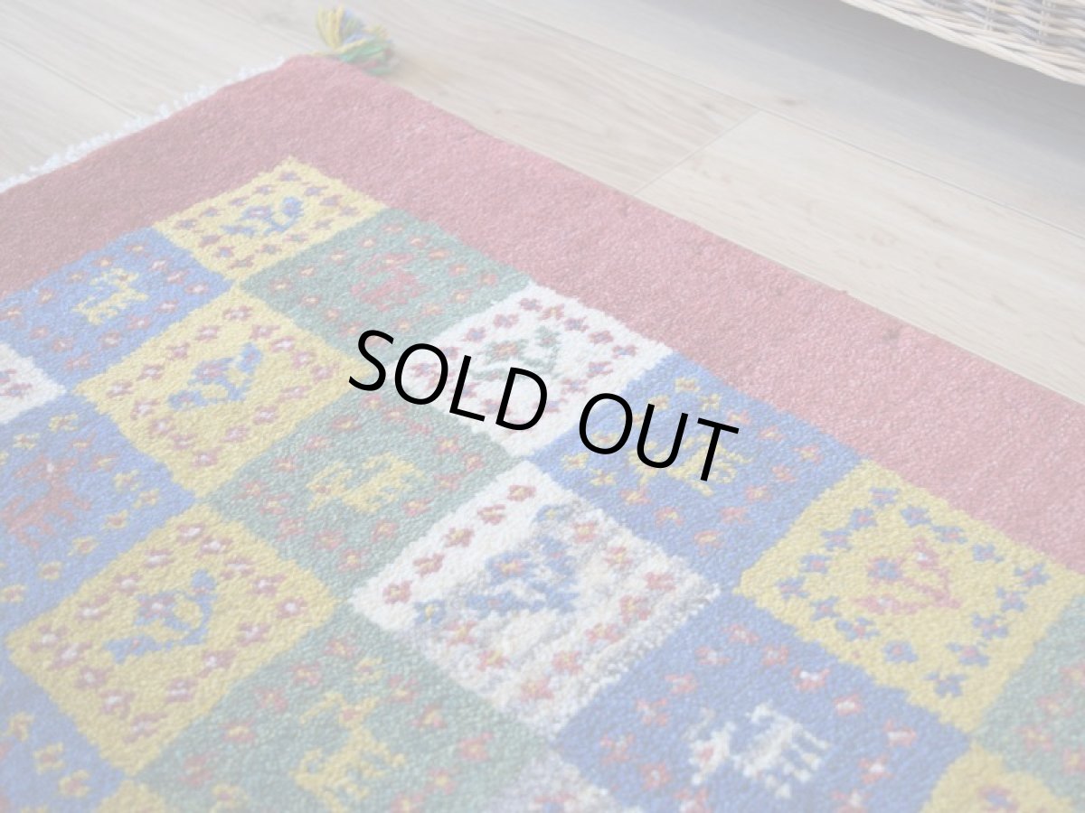 画像8: 新品 ペルシャ ギャッベ 玄関 マット サイズ 90 × 60 cm No.2226 肉厚 天然 ウール ギャベ 手織り ハンドメイド ラグ 絨毯 カーペット ロリバフト 玄関ドアマットのアクセントに パッチワーク柄 赤 マルチカラー n-2226-090060h001a031 (8)