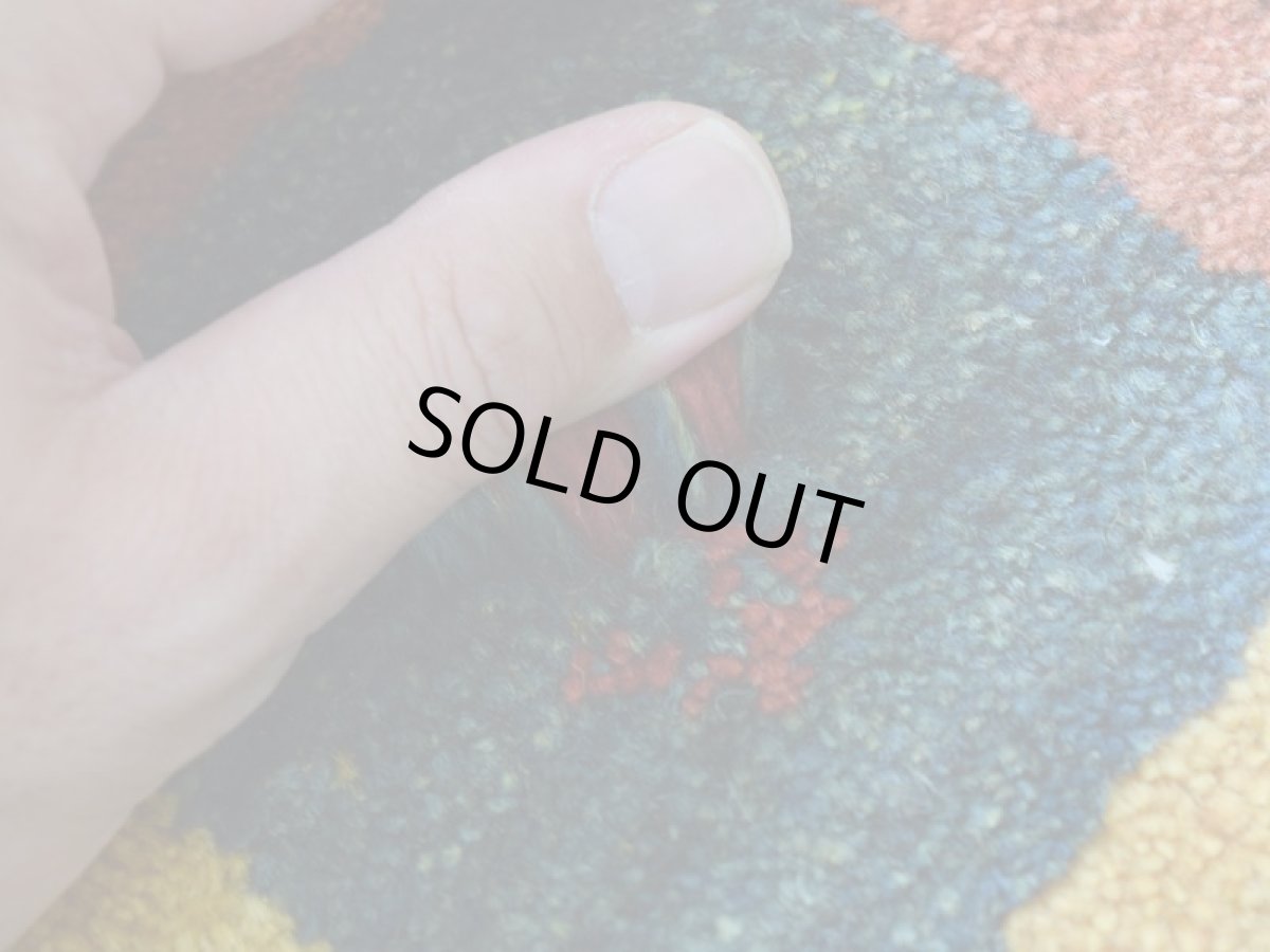 画像11: 新品 ペルシャ ギャッベ 玄関 マット サイズ 107 × 72 cm No.A599 肉厚 天然 ウール ギャベ 手織り ハンドメイド ラグ 絨毯 カーペット ロリバフト 玄関ドアマットのアクセントに パッチワーク柄 緑 グリーン オレンジ ネイビー マルチカラー n-a599-107072h511a051 (11)