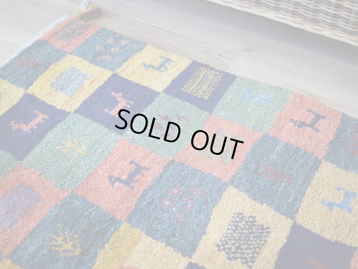 画像9: 新品 ペルシャ ギャッベ 玄関 マット サイズ 107 × 72 cm No.A599 肉厚 天然 ウール ギャベ 手織り ハンドメイド ラグ 絨毯 カーペット ロリバフト 玄関ドアマットのアクセントに パッチワーク柄 緑 グリーン オレンジ ネイビー マルチカラー n-a599-107072h511a051 (9)