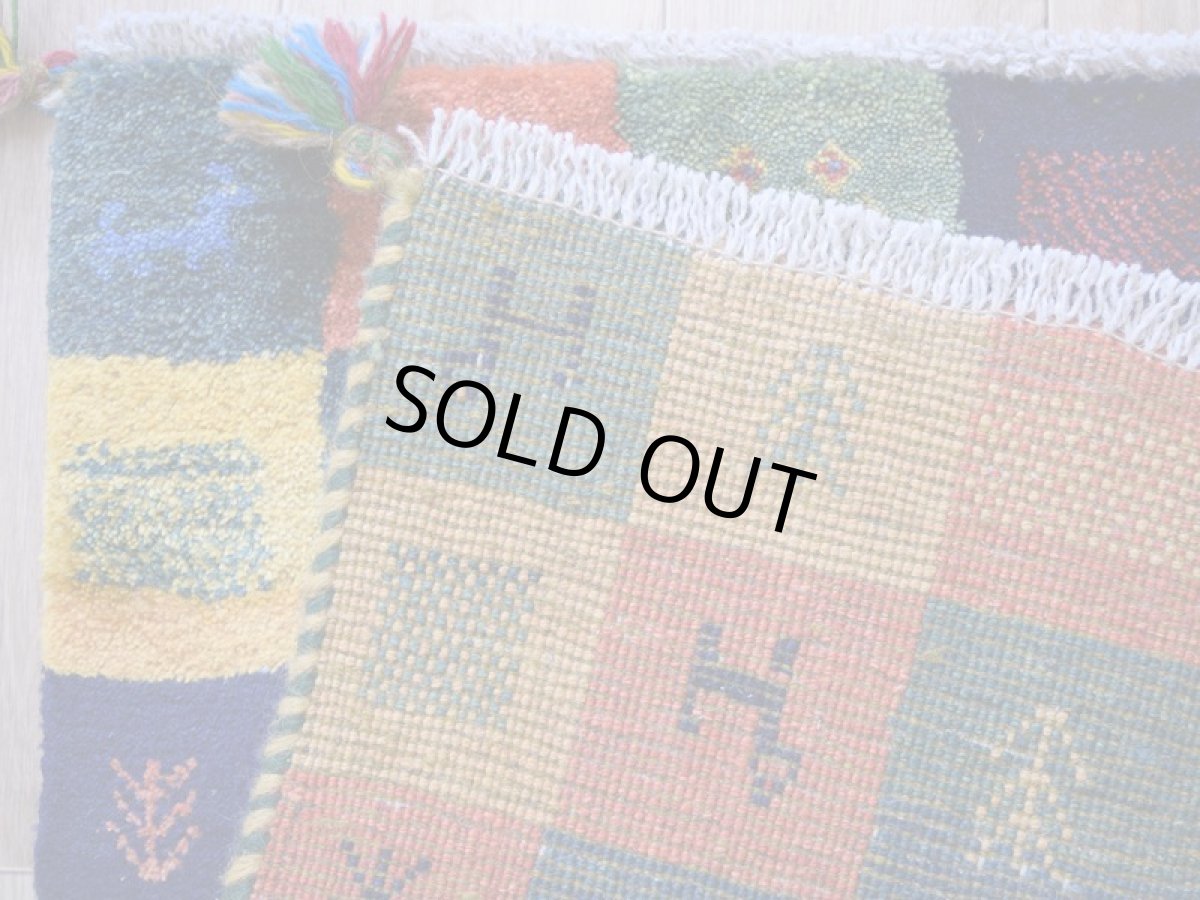 画像14: 新品 ペルシャ ギャッベ 玄関 マット サイズ 107 × 72 cm No.A599 肉厚 天然 ウール ギャベ 手織り ハンドメイド ラグ 絨毯 カーペット ロリバフト 玄関ドアマットのアクセントに パッチワーク柄 緑 グリーン オレンジ ネイビー マルチカラー n-a599-107072h511a051 (14)