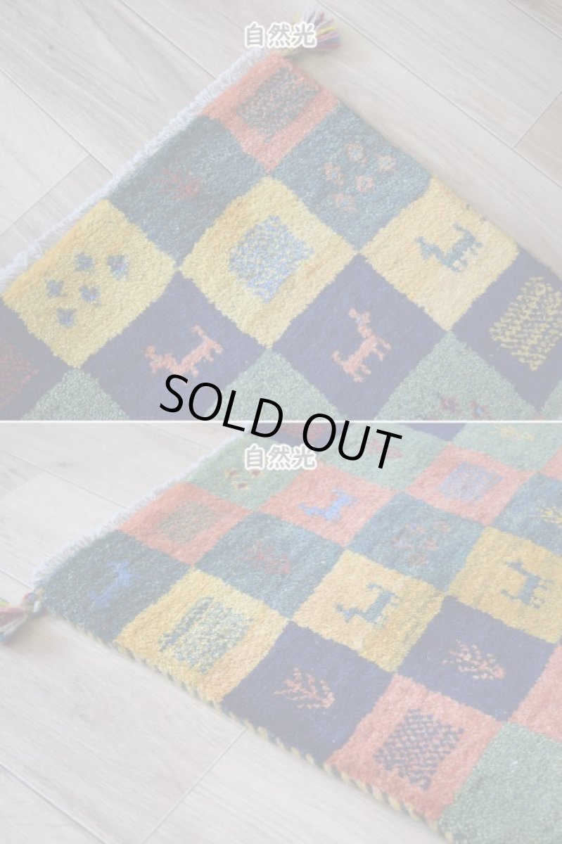 画像7: 新品 ペルシャ ギャッベ 玄関 マット サイズ 107 × 72 cm No.A599 肉厚 天然 ウール ギャベ 手織り ハンドメイド ラグ 絨毯 カーペット ロリバフト 玄関ドアマットのアクセントに パッチワーク柄 緑 グリーン オレンジ ネイビー マルチカラー n-a599-107072h511a051 (7)