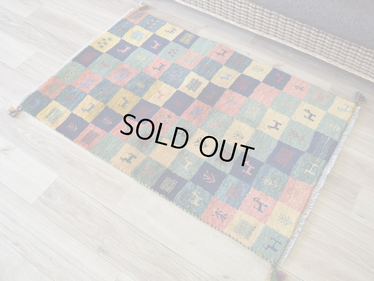 画像2: 新品 ペルシャ ギャッベ 玄関 マット サイズ 107 × 72 cm No.A599 肉厚 天然 ウール ギャベ 手織り ハンドメイド ラグ 絨毯 カーペット ロリバフト 玄関ドアマットのアクセントに パッチワーク柄 緑 グリーン オレンジ ネイビー マルチカラー n-a599-107072h511a051 (2)