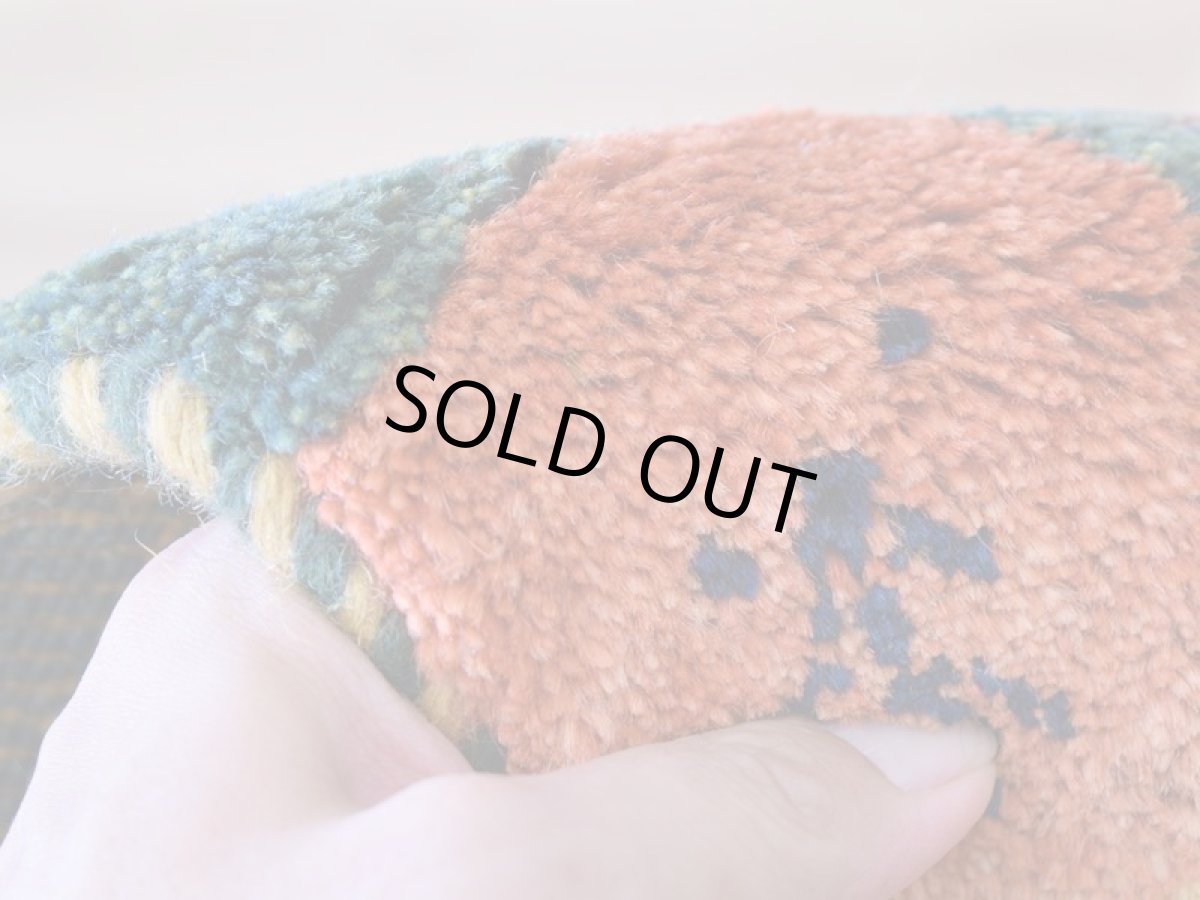 画像13: 新品 ペルシャ ギャッベ 玄関 マット サイズ 107 × 72 cm No.A599 肉厚 天然 ウール ギャベ 手織り ハンドメイド ラグ 絨毯 カーペット ロリバフト 玄関ドアマットのアクセントに パッチワーク柄 緑 グリーン オレンジ ネイビー マルチカラー n-a599-107072h511a051 (13)