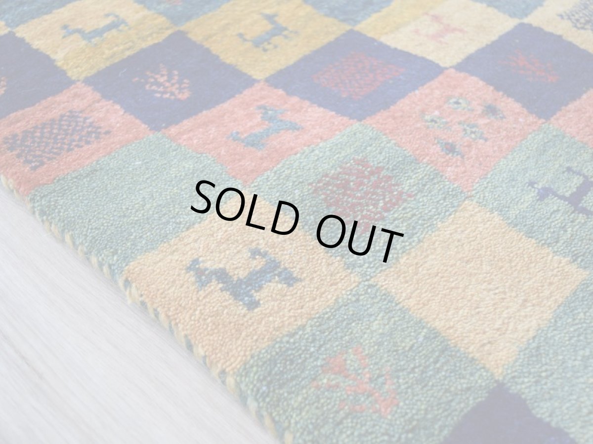 画像12: 新品 ペルシャ ギャッベ 玄関 マット サイズ 107 × 72 cm No.A599 肉厚 天然 ウール ギャベ 手織り ハンドメイド ラグ 絨毯 カーペット ロリバフト 玄関ドアマットのアクセントに パッチワーク柄 緑 グリーン オレンジ ネイビー マルチカラー n-a599-107072h511a051 (12)