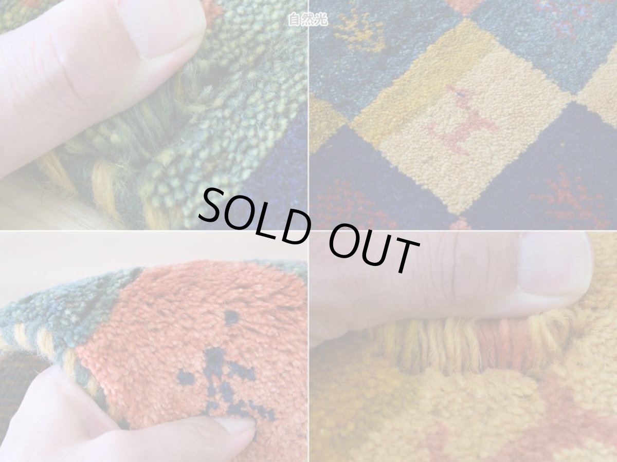 画像18: 新品 ペルシャ ギャッベ 玄関 マット サイズ 107 × 72 cm No.A599 肉厚 天然 ウール ギャベ 手織り ハンドメイド ラグ 絨毯 カーペット ロリバフト 玄関ドアマットのアクセントに パッチワーク柄 緑 グリーン オレンジ ネイビー マルチカラー n-a599-107072h511a051 (18)