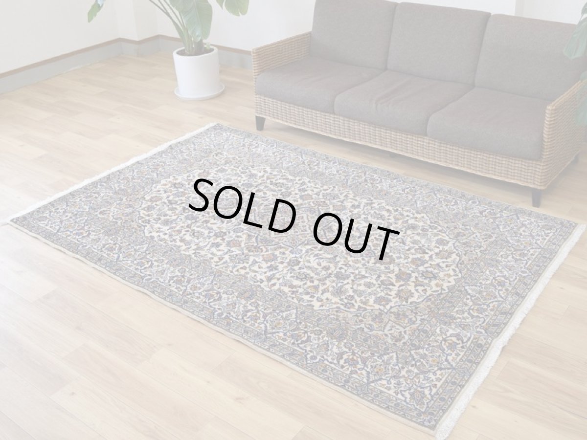 画像3: 美品 ペルシャ 絨毯 カシャーン 産 シャドサル工房 工房名入 縦2.5m 横1.5m 3.3㎡ 〜3.5帖程度 リビング ダイニング 2-3人掛けソファ サイズ 227 x 145 cm No.2635 コルクウール 手織り ラグ 敷物 カーペット メダリオン 生成り アイボリー ベージュ a-2635-227145s035a096 (3)