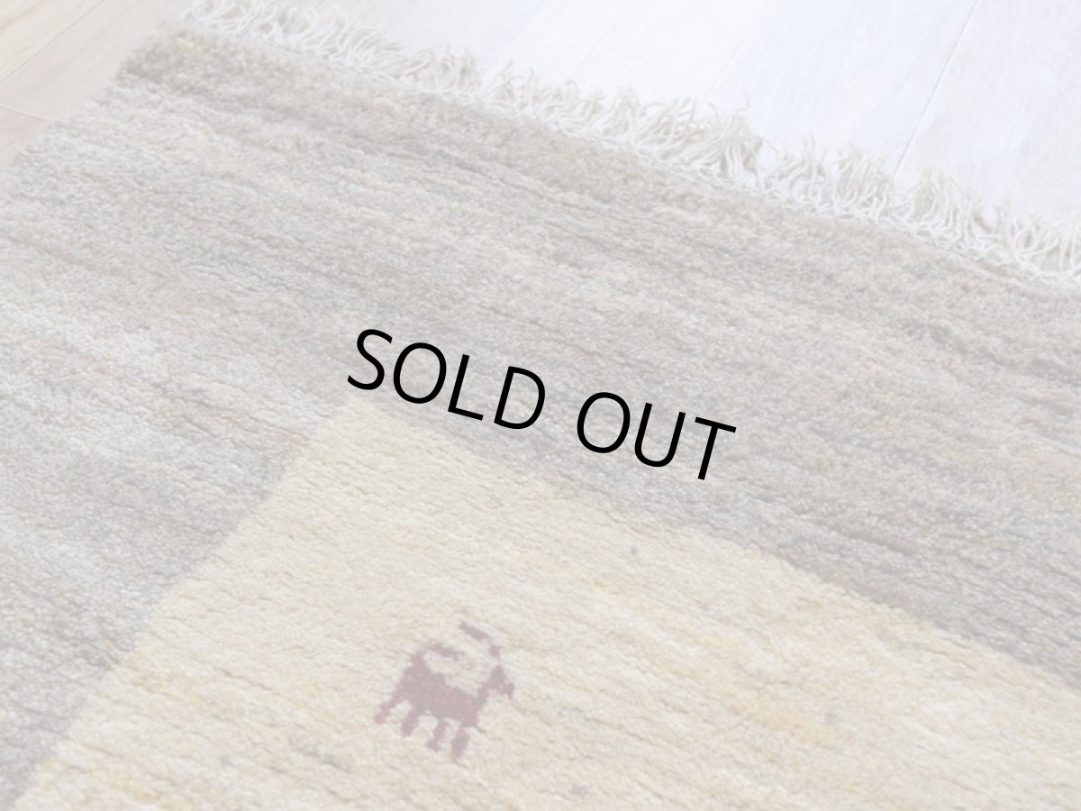 画像9: 新品 ペルシャ ギャッベ 縦2m 横1.5m 3㎡ 〜3帖 リビング ダイニング 2-3人掛けソファ サイズ 198 × 150 cm No.A570 肉厚 天然 ウール ギャベ 手織り ハンドメイド ラグ 絨毯 カーペット リビングダイニングルームやベッドサイドに 赤 生成り グレー 原毛系 動物 n-a570-198150h523a324 (9)