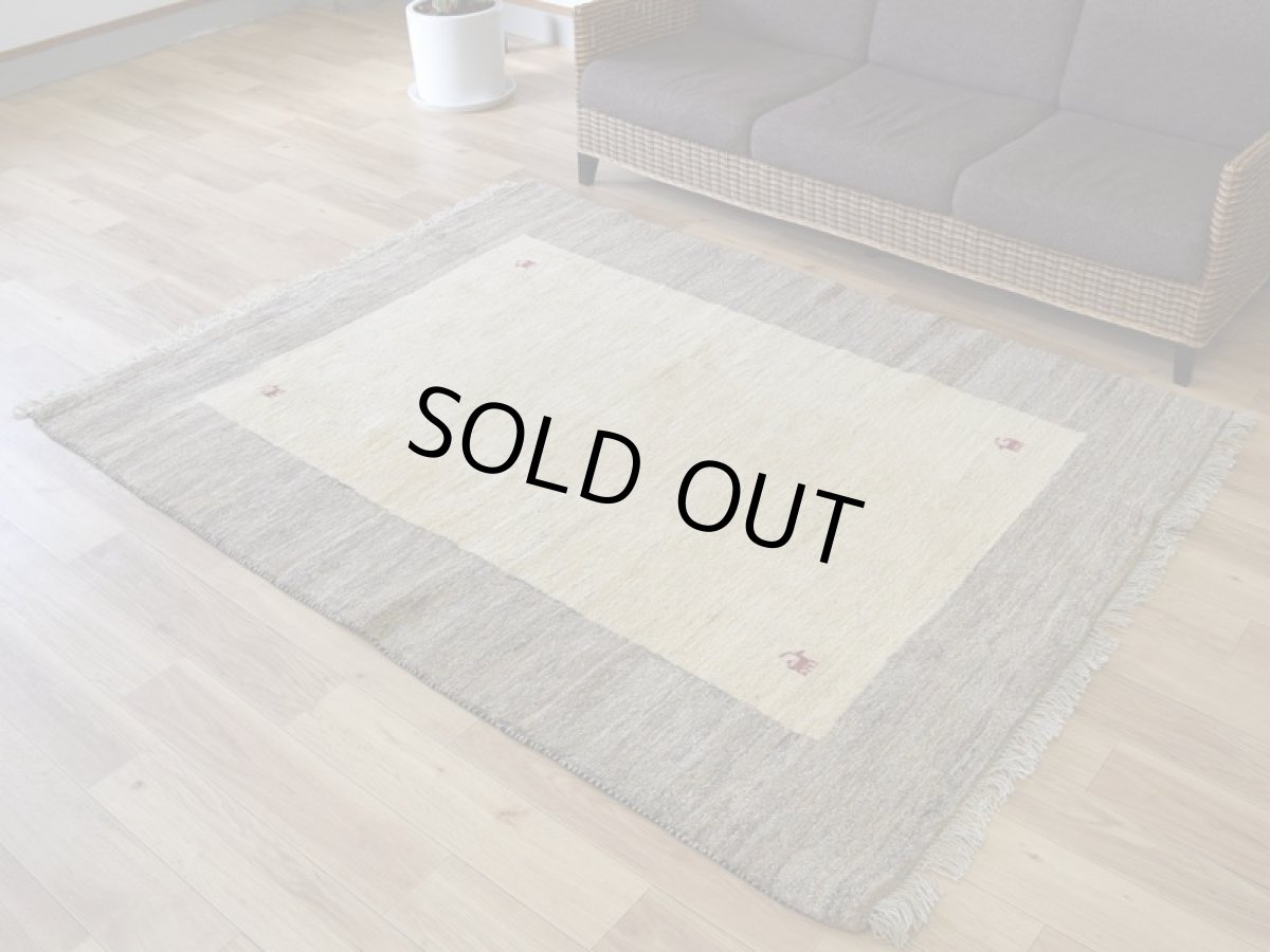 画像2: 新品 ペルシャ ギャッベ 縦2m 横1.5m 3㎡ 〜3帖 リビング ダイニング 2-3人掛けソファ サイズ 198 × 150 cm No.A570 肉厚 天然 ウール ギャベ 手織り ハンドメイド ラグ 絨毯 カーペット リビングダイニングルームやベッドサイドに 赤 生成り グレー 原毛系 動物 n-a570-198150h523a324 (2)