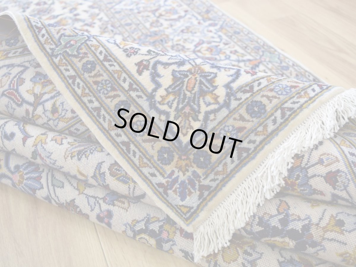 画像13: 美品 ペルシャ 絨毯 カシャーン 産 シャドサル工房 工房名入 縦2.5m 横1.5m 3.3㎡ 〜3.5帖程度 リビング ダイニング 2-3人掛けソファ サイズ 227 x 145 cm No.2635 コルクウール 手織り ラグ 敷物 カーペット メダリオン 生成り アイボリー ベージュ a-2635-227145s035a096 (13)