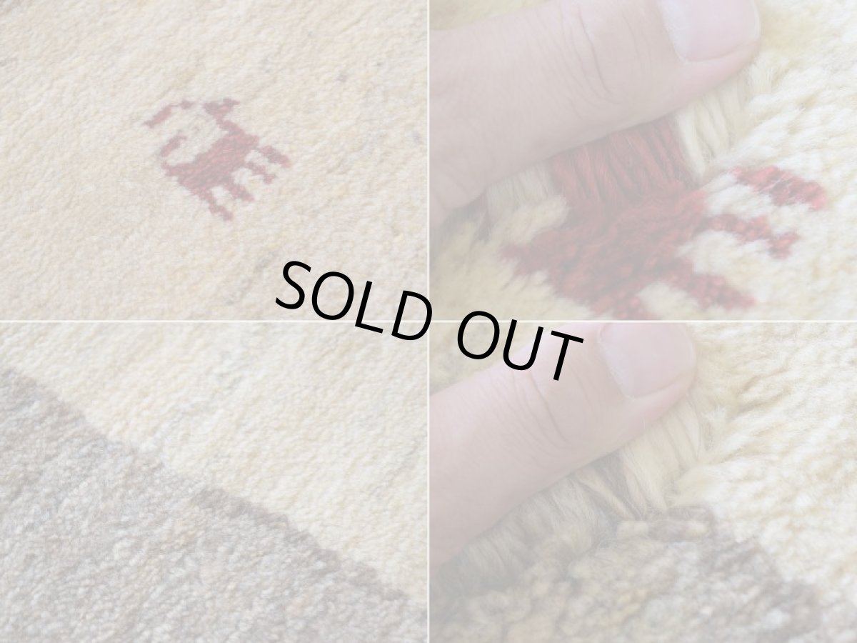 画像16: 新品 ペルシャ ギャッベ 縦2m 横1.5m 3㎡ 〜3帖 リビング ダイニング 2-3人掛けソファ サイズ 198 × 150 cm No.A570 肉厚 天然 ウール ギャベ 手織り ハンドメイド ラグ 絨毯 カーペット リビングダイニングルームやベッドサイドに 赤 生成り グレー 原毛系 動物 n-a570-198150h523a324 (16)