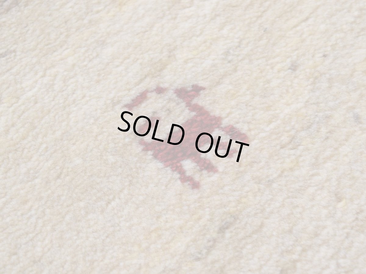 画像10: 新品 ペルシャ ギャッベ 縦2m 横1.5m 3㎡ 〜3帖 リビング ダイニング 2-3人掛けソファ サイズ 198 × 150 cm No.A570 肉厚 天然 ウール ギャベ 手織り ハンドメイド ラグ 絨毯 カーペット リビングダイニングルームやベッドサイドに 赤 生成り グレー 原毛系 動物 n-a570-198150h523a324 (10)