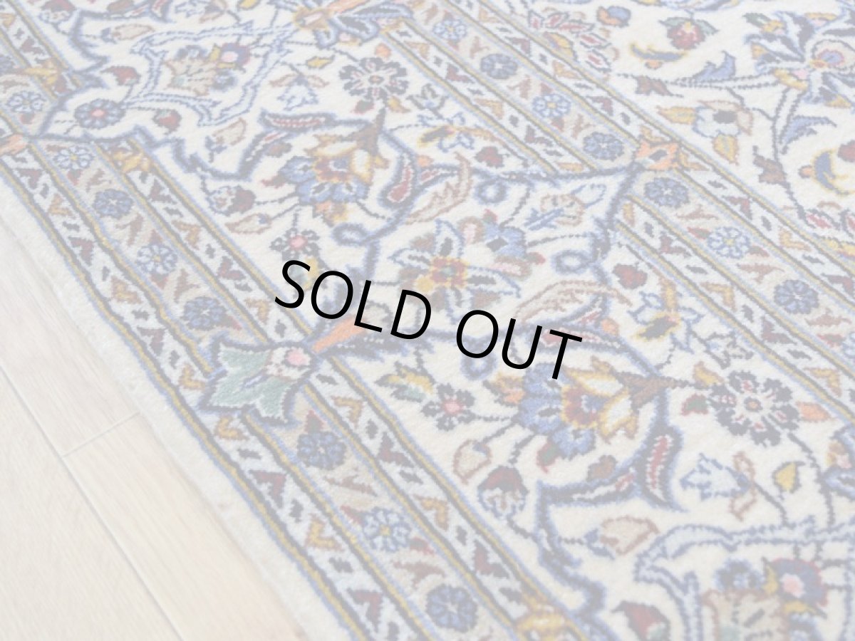 画像10: 美品 ペルシャ 絨毯 カシャーン 産 シャドサル工房 工房名入 縦2.5m 横1.5m 3.3㎡ 〜3.5帖程度 リビング ダイニング 2-3人掛けソファ サイズ 227 x 145 cm No.2635 コルクウール 手織り ラグ 敷物 カーペット メダリオン 生成り アイボリー ベージュ a-2635-227145s035a096 (10)