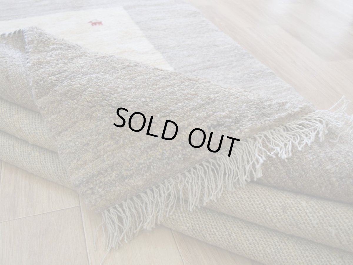 画像14: 新品 ペルシャ ギャッベ 縦2m 横1.5m 3㎡ 〜3帖 リビング ダイニング 2-3人掛けソファ サイズ 198 × 150 cm No.A570 肉厚 天然 ウール ギャベ 手織り ハンドメイド ラグ 絨毯 カーペット リビングダイニングルームやベッドサイドに 赤 生成り グレー 原毛系 動物 n-a570-198150h523a324 (14)