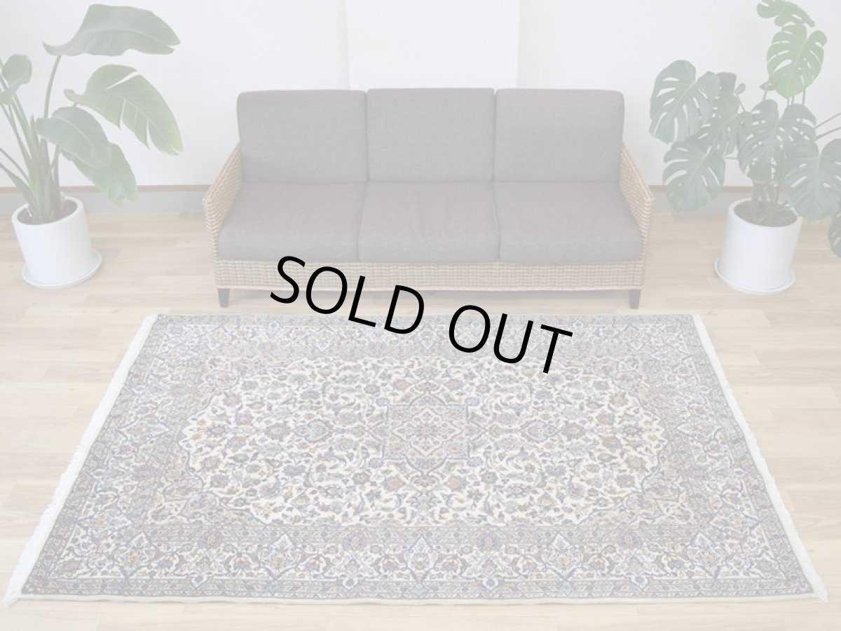 画像2: 美品 ペルシャ 絨毯 カシャーン 産 シャドサル工房 工房名入 縦2.5m 横1.5m 3.3㎡ 〜3.5帖程度 リビング ダイニング 2-3人掛けソファ サイズ 227 x 145 cm No.2635 コルクウール 手織り ラグ 敷物 カーペット メダリオン 生成り アイボリー ベージュ a-2635-227145s035a096 (2)